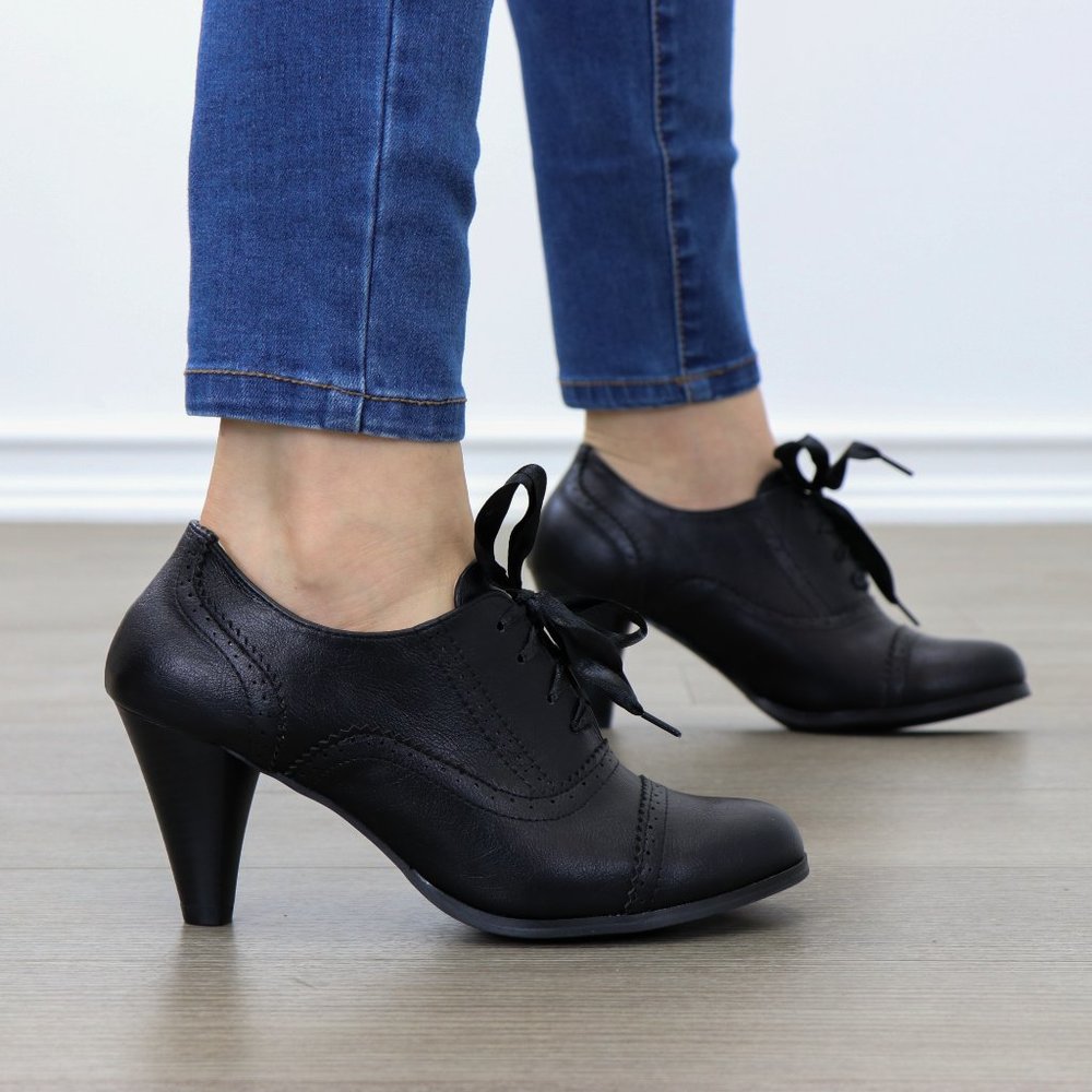 Laced-Up Vintage Style Women's Heeled Oxford - Picture 5 of 7